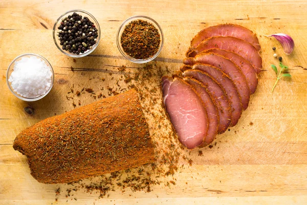 Üstten Görünüm dilimlenmiş kurutulmuş domuz eti