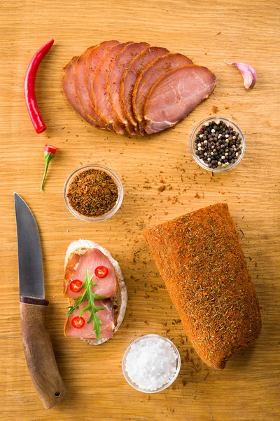 Gedroogde varkensvlees gesneden en sandwich bovenaanzicht — Stockfoto