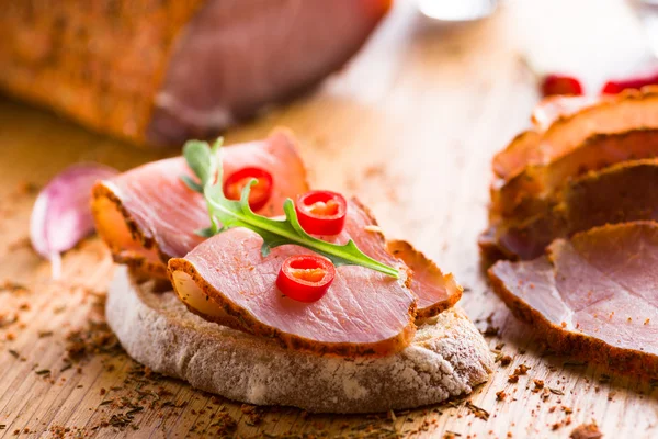 Sanduíche com carne de porco seca closeup — Fotografia de Stock