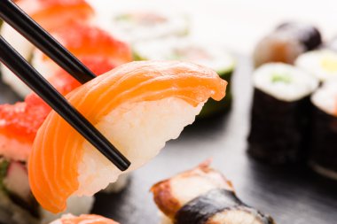 Suşi yemek çubukları closeup ile