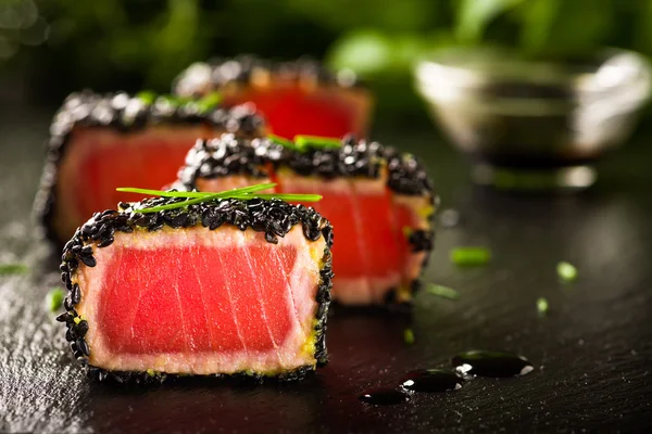 Bistecca di tonno fritto in sesamo nero — Foto Stock