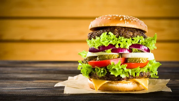 Hamburguesa casera en la mesa de madera — Foto de Stock