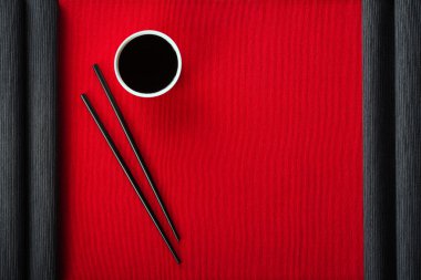 Üstten Görünüm mat chopsticks ve pamuk soya sosu ile kase
