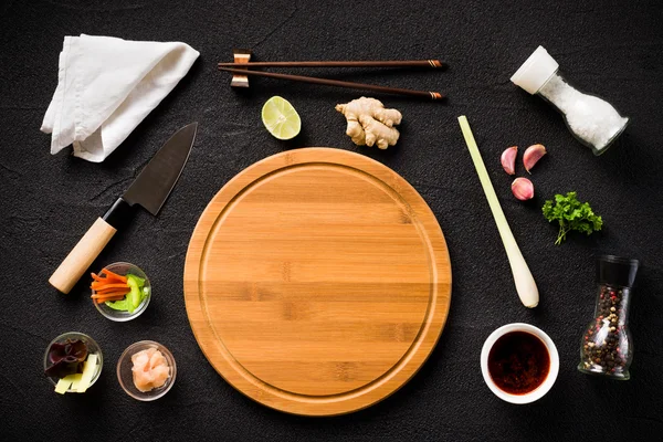 Top Asya Gıda katkı maddeleri ve kesme tahtası görünümü