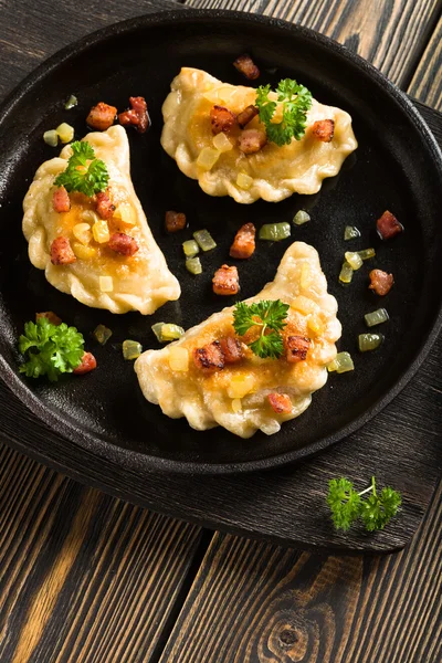 Gefrituurde dumplings met ajuin en spek bovenaanzicht — Stockfoto