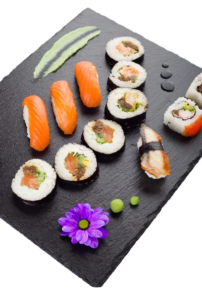 Sushi na placa de pedra preta vista superior isolada — Fotografia de Stock