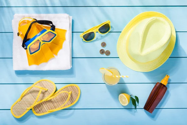 yaz aksesuarları mavi ahşap arka plan üzerinde görünümü top