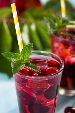 bardak vişne suyu mavi ahşap tablo