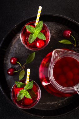 bardak vişne suyu üzerinde siyah tepsi Üstten Görünüm