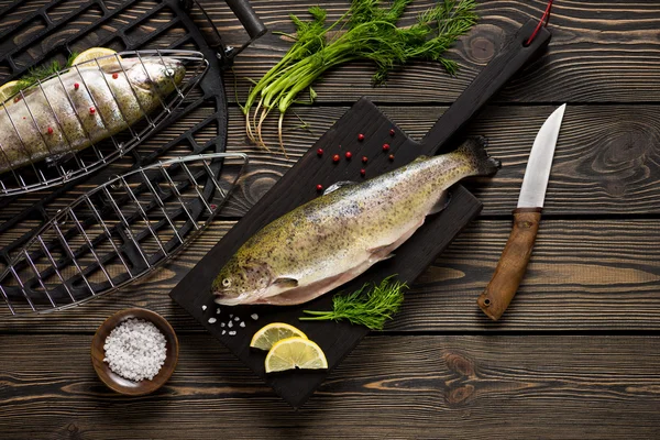 Fresh whole trout fishes prepared to grill top view — Stock Photo, Image