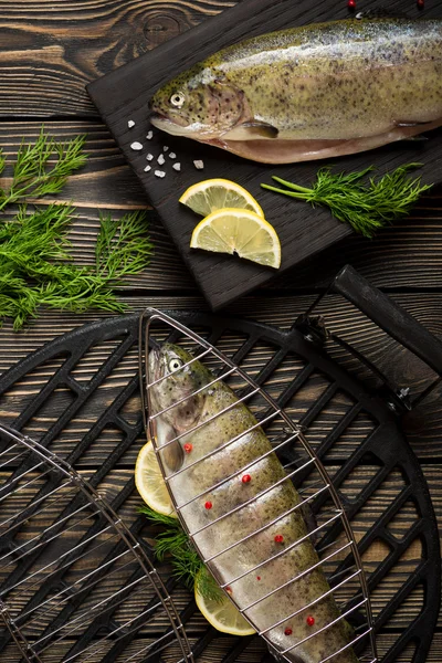 Čerstvý pstruh celé ryby připravené na grilu (pohled shora) — Stock fotografie