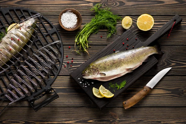 Hele verse forel vissen willen grill bovenaanzicht — Stockfoto