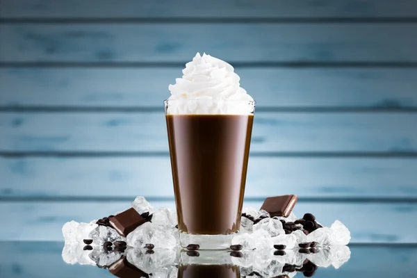 Eiskaffee in Glas und Crushed Ice auf blauem Hintergrund — Stockfoto