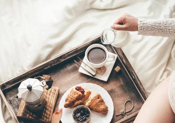 Woman having breakfast in bed. Window light — Stock Photo, Image