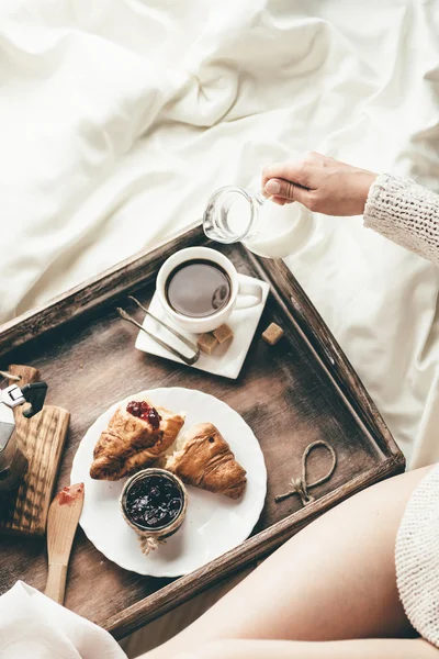 Mulher tomando café da manhã na cama. Luz da janela — Fotografia de Stock