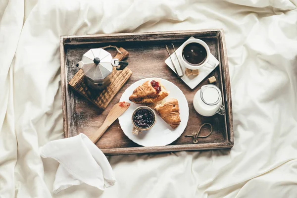 Pequeno-almoço na cama. Luz da janela — Fotografia de Stock