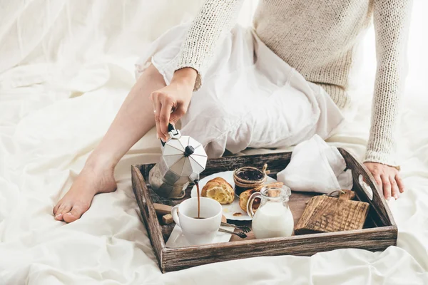 Vrouw ontbijten in bed. Venster licht — Stockfoto