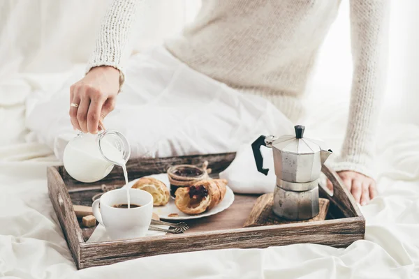 Kadın yatakta kahvaltı. Pencere ışık