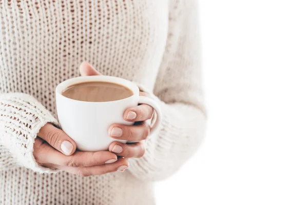 Uppvärmningen kopp kaffe i händerna på kvinnor isolerade — Stockfoto