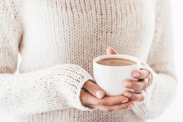 Uppvärmningen kopp kaffe hos kvinnor — Stockfoto