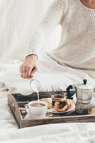 Frau frühstückt im Bett. Fensterlicht — Stockfoto