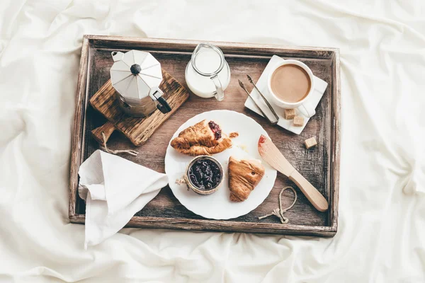 Desayuno en la cama. Luz de ventana — Foto de Stock