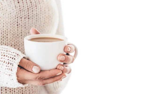 气候变暖杯咖啡在孤立的妇女的手中 图库照片