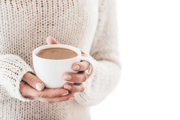 Chauffe tasse de café dans les mains des femmes isolées Image En Vente
