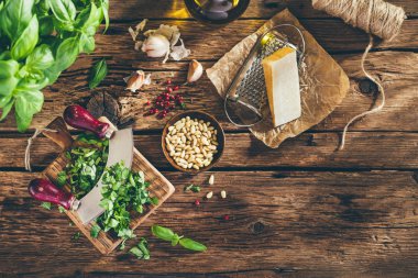 Pesto malzemelerin üzerine eski ahşap masa, vintage tarzı