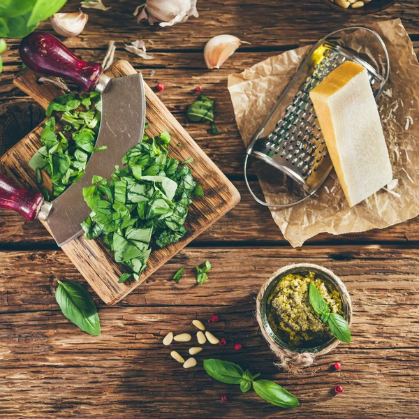 Salsa de pesto e ingredientes en mesa de madera vieja, estilo vintage —  Fotos de Stock