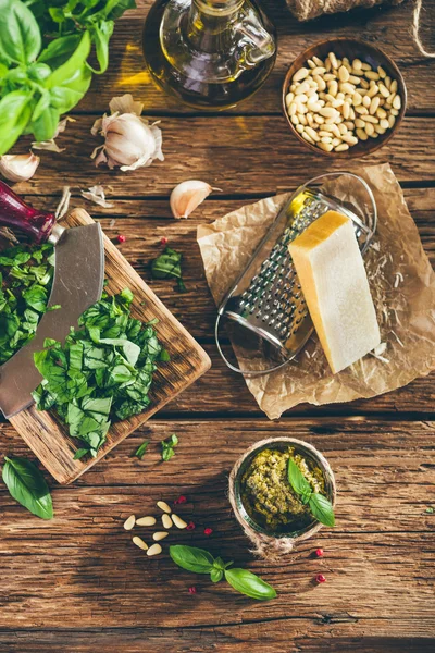 Salsa de pesto e ingredientes en mesa de madera vieja, estilo vintage —  Fotos de Stock