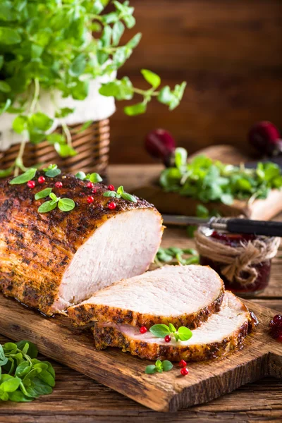 Gebratene Schweinelende mit Preiselbeeren und Majoran — Stockfoto