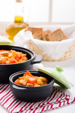 Tavuk ve sebze ısınma çorbası