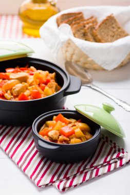 Tavuk ve sebze ısınma çorbası