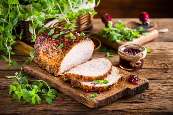 Gebratene Schweinelende mit Preiselbeeren und Majoran — Stockfoto