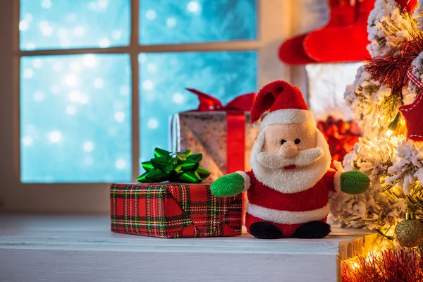 Santa claus en de giften van Kerstmis op tafel — Stockfoto