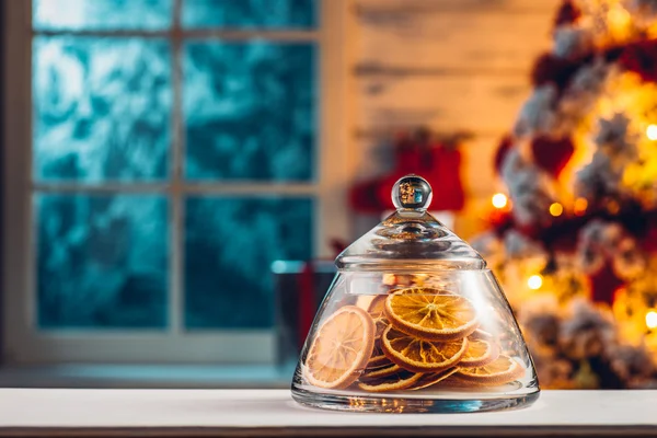 Getrocknete Orangen im Glas auf dem Tisch — Stockfoto