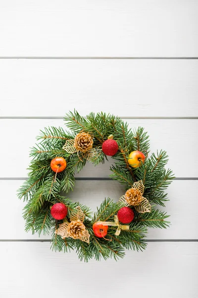 Christmas wreath on white wooden table top view — Stock Photo, Image