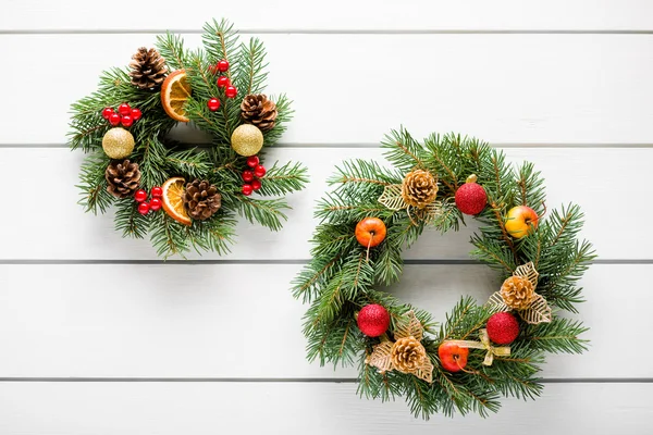 Couronne de Noël sur table en bois blanc vue sur le dessus — Photo