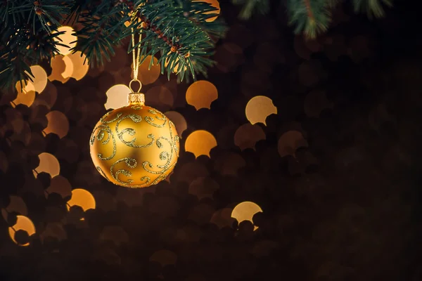 Boule de Noël suspendue à une brindille d'épinette, fond bokeh — Photo