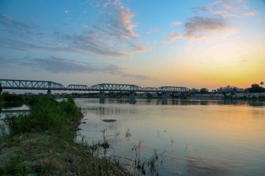 Irak 'taki Bağdat' taki Dicle Nehri için fotoğraf, ve plastik şişeler ve diğerleri gibi kalıntılar ve ayakta duran bir kuş tarafından su kirliliği. 