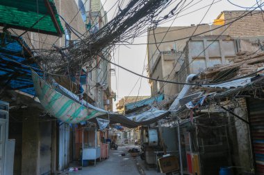 Irak 'taki Bağdat' taki Dicle Nehri için fotoğraf, ve plastik şişeler ve diğerleri gibi kalıntılar ve ayakta duran bir kuş tarafından su kirliliği. 