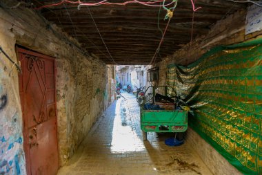 Irak 'taki Bağdat' taki Dicle Nehri için fotoğraf, ve plastik şişeler ve diğerleri gibi kalıntılar ve ayakta duran bir kuş tarafından su kirliliği. 