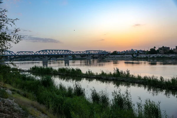 Foto Zum Sonnenaufgang Bagdad Irak Das Die Sarafia Brücke Und — Stockfoto