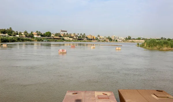 Irak Taki Bağdat Taki Dicle Nehri Için Fotoğraf Plastik Şişeler — Stok fotoğraf