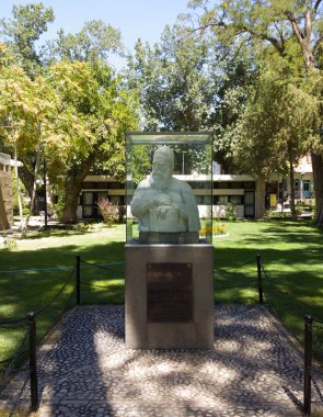 Omar Khayyam Türbesi