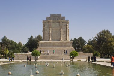 Tapınak ve şair Nusret heykeli