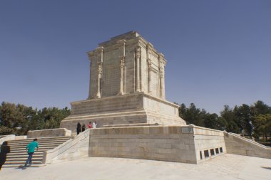 Tapınak ve şair Nusret heykeli