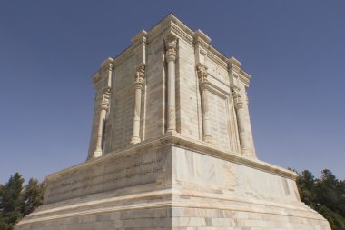 Tapınak ve şair Nusret heykeli