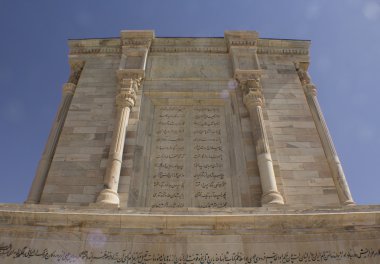Tapınak ve şair Nusret heykeli